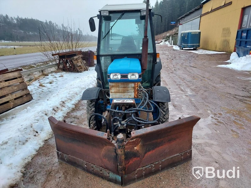 Ford (New Holland) 1720 4wd traktor med plog och sand/saltspridare