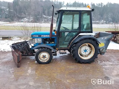 Ford (New Holland) 1720 4wd traktor med plog och sand/saltspridare