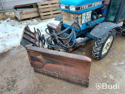 Ford (New Holland) 1720 4wd traktor med plog och sand/saltspridare