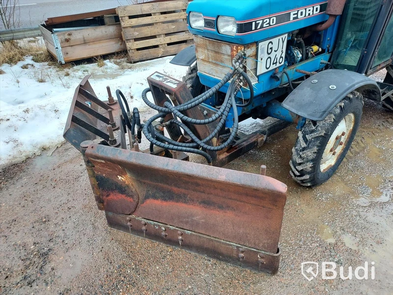 Ford (New Holland) 1720 4wd traktor med plog och sand/saltspridare