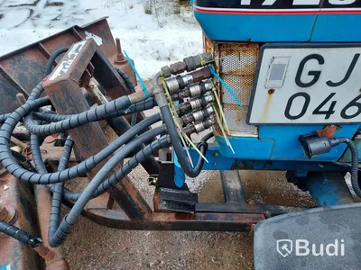 Ford (New Holland) 1720 4wd traktor med plog och sand/saltspridare