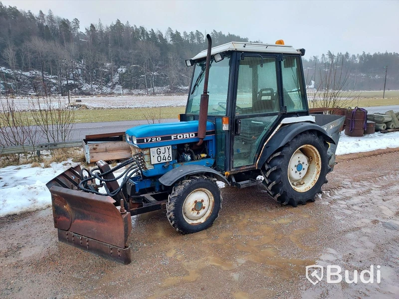 Ford (New Holland) 1720 4wd traktor med plog och sand/saltspridare