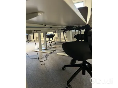 Höj-och sänkbart skrivbord andersson 180x80 cm, 2 st mörkgrå skärmar och kontorsstol