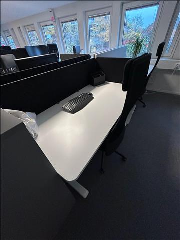 Höj-och sänkbart skrivbord andersson 180x80 cm, 2 st mörkgrå skärmar och kontorsstol 