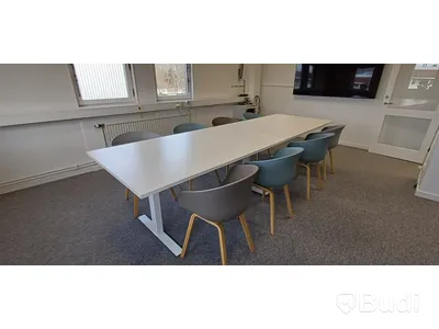 Höj- och sänkbart konferensbord DPJ med 8 st HAY About-A-Chair stolar och 2 st HAY barstolar