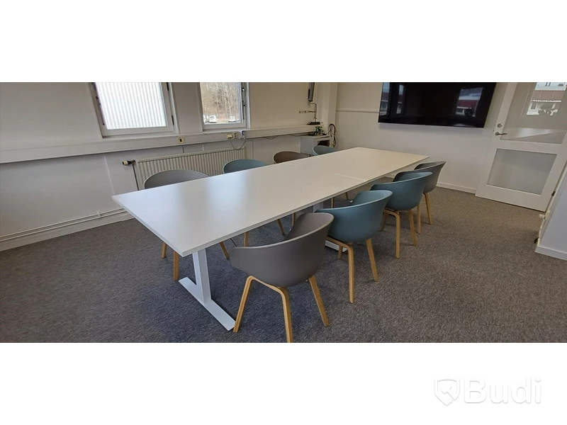 Höj- och sänkbart konferensbord DPJ med 8 st HAY About-A-Chair stolar och 2 st HAY barstolar