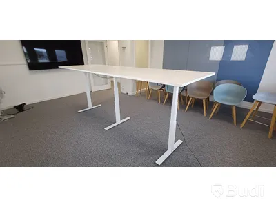 Höj- och sänkbart konferensbord DPJ med 8 st HAY About-A-Chair stolar och 2 st HAY barstolar