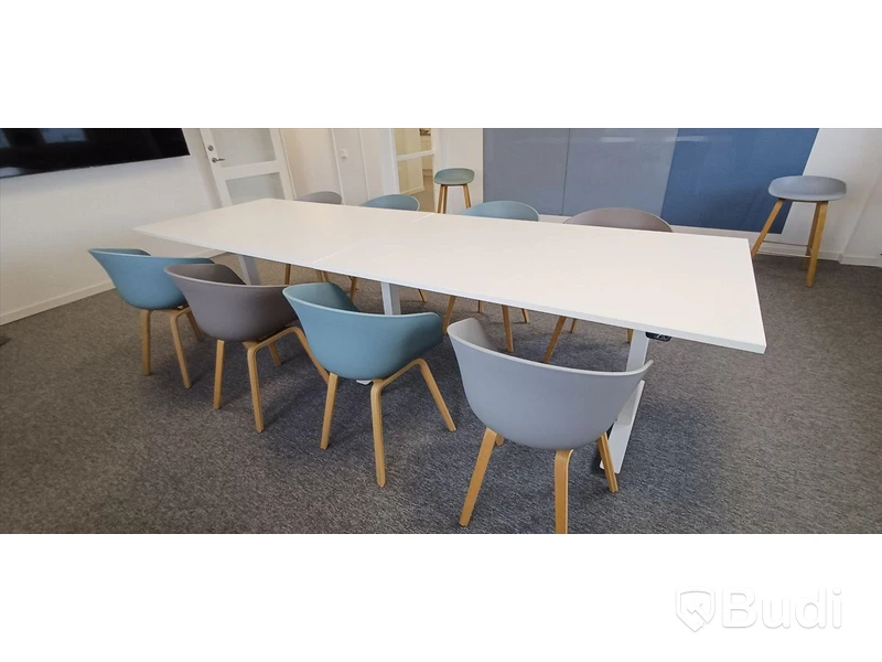 Höj- och sänkbart konferensbord DPJ med 8 st HAY About-A-Chair stolar och 2 st HAY barstolar