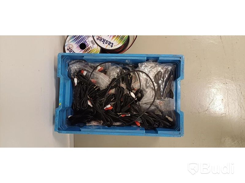Diverse elektronik - nätadaptrar, audiokablar m.m.