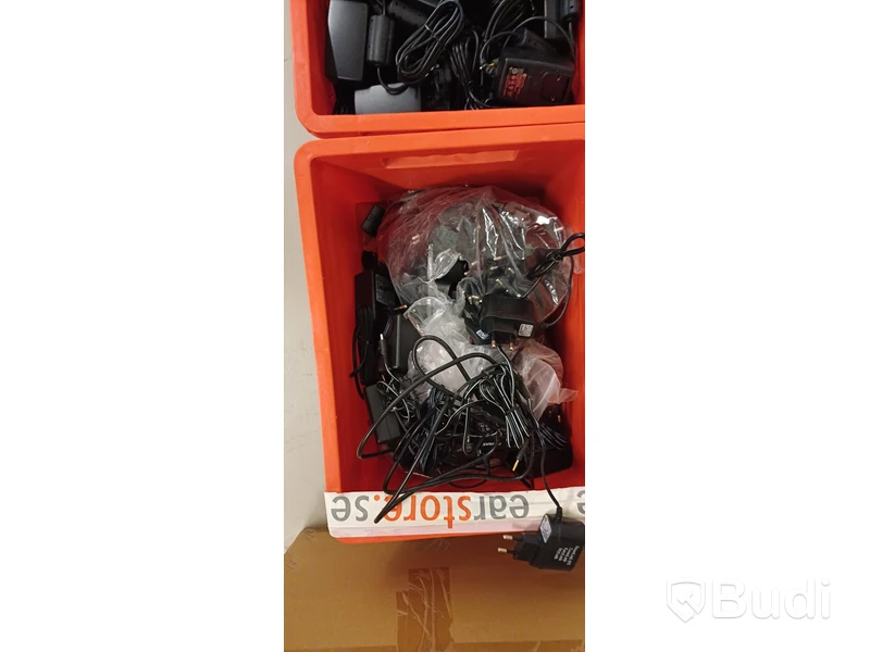 Diverse elektronik - nätadaptrar, audiokablar m.m.