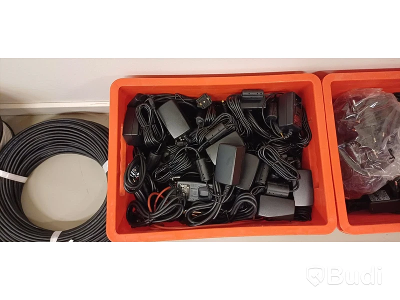Diverse elektronik - nätadaptrar, audiokablar m.m.
