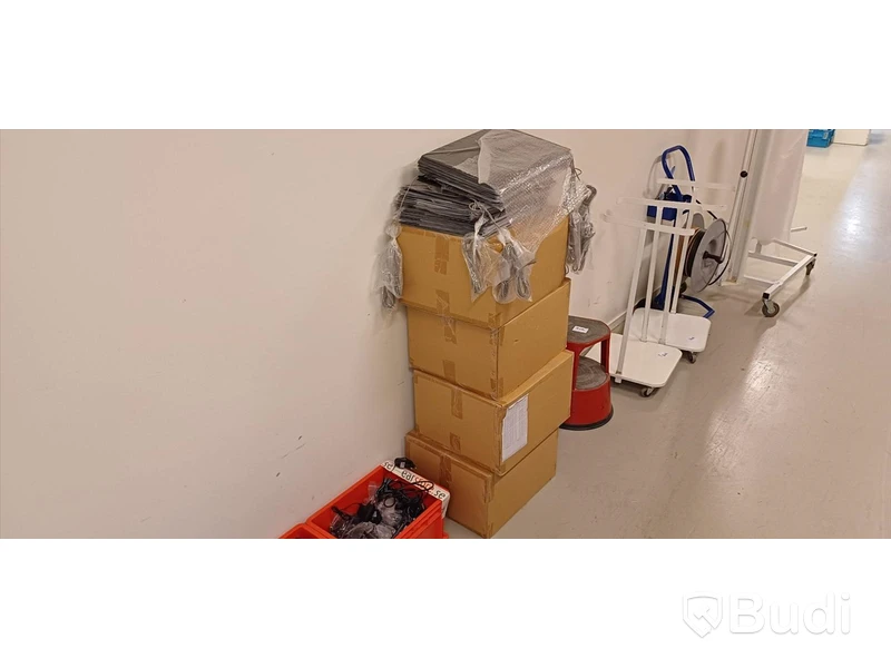 Diverse elektronik - nätadaptrar, audiokablar m.m.