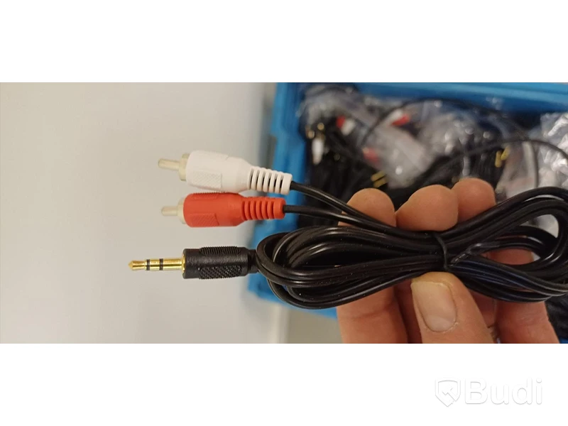 Diverse elektronik - nätadaptrar, audiokablar m.m.