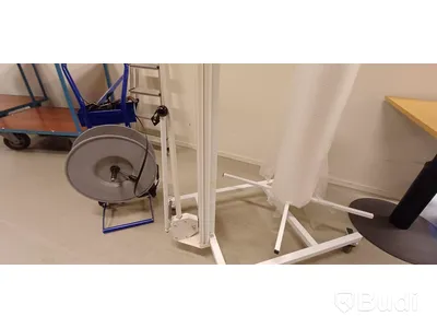 Dispenser på hjul för bubbelfolie/bubbelplast och annan folie med skärverktyg