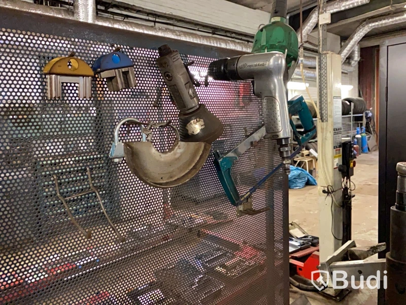 Fjäderbensverktyg, arbetsbänk, maskiner m.m.