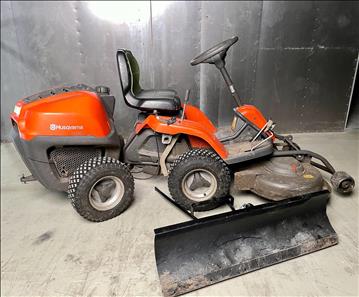 Åkgräsklippare Husqvarna R115C inkl plogblad och kärra