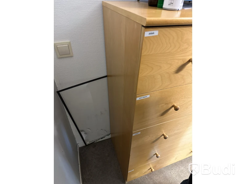 Byrå i trä