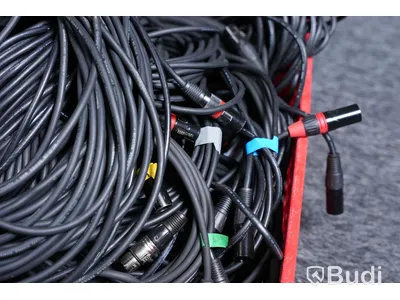 Diverse kablar - låda m mestadels XLR-kablar