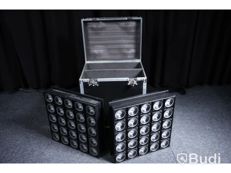 LED-lampor 2st - okänt märke, inkl. flightcase