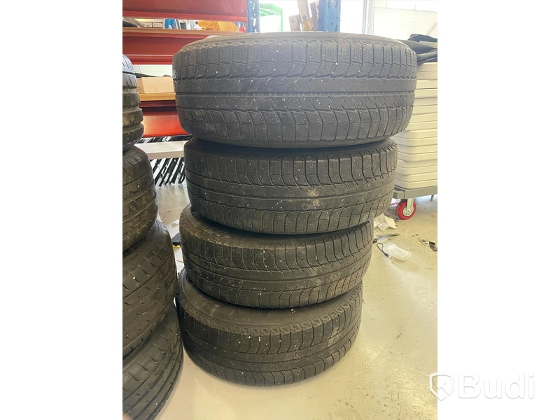 Vinterhjul - 4 st. Michelin, Latitude X-ice X12. Dubbfria.