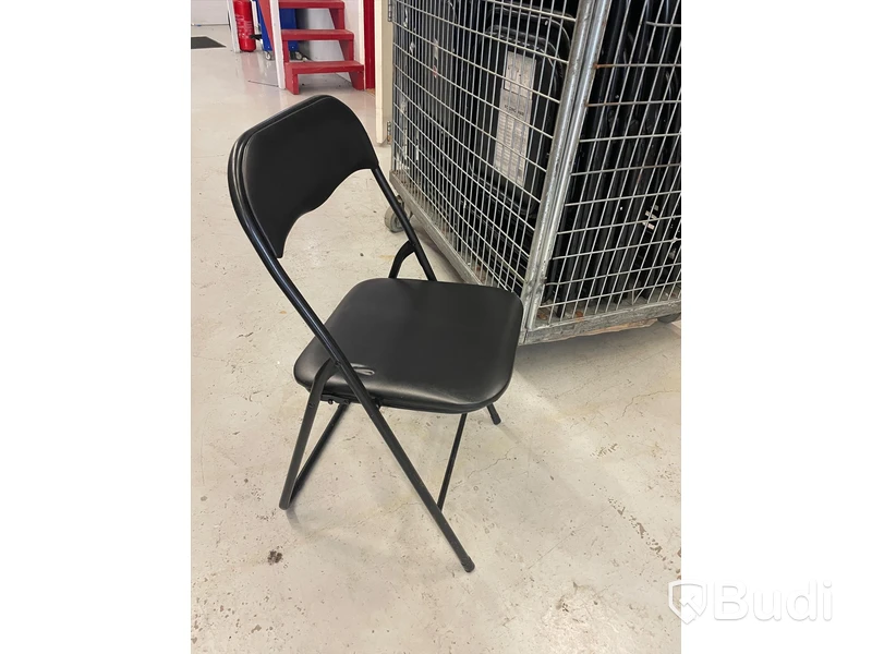 Stort parti med klappstolar, svarta
