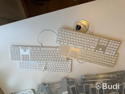 Parti med laptopställ och tangentbord