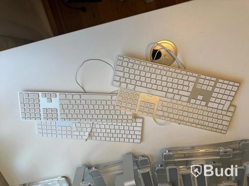 Parti med laptopställ och tangentbord
