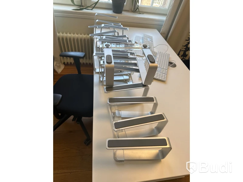 Parti med laptopställ och tangentbord