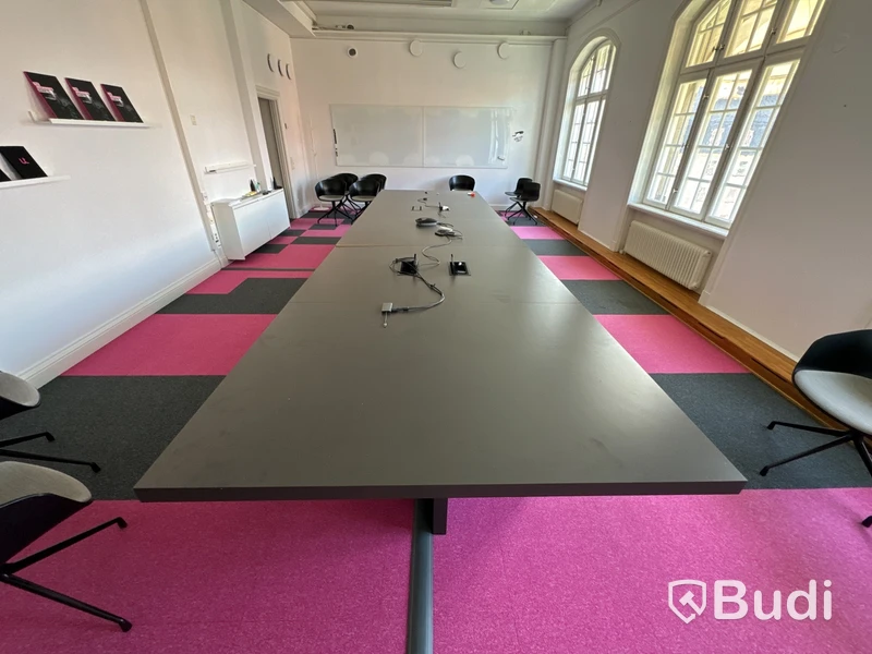 Platsbyggt konferensbord med videoutrustning