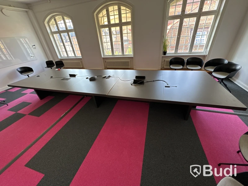 Platsbyggt konferensbord med videoutrustning