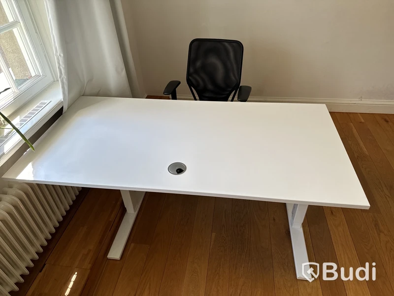 Skrivbord med kontorsstol