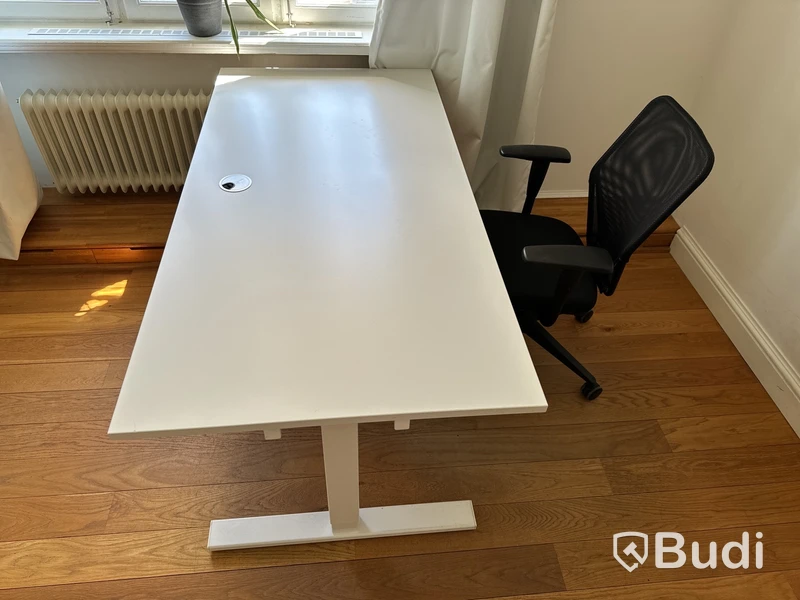 Skrivbord med kontorsstol