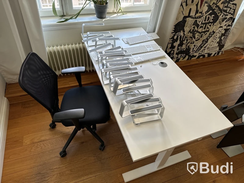 Skrivbord med kontorsstol OBS! Datorställ samt tangentbord ingår ej.