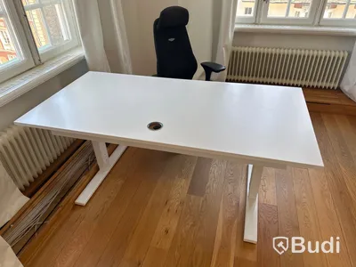 Skrivbord med kontorsstol