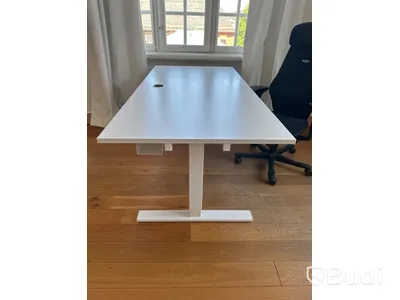 Skrivbord med kontorsstol