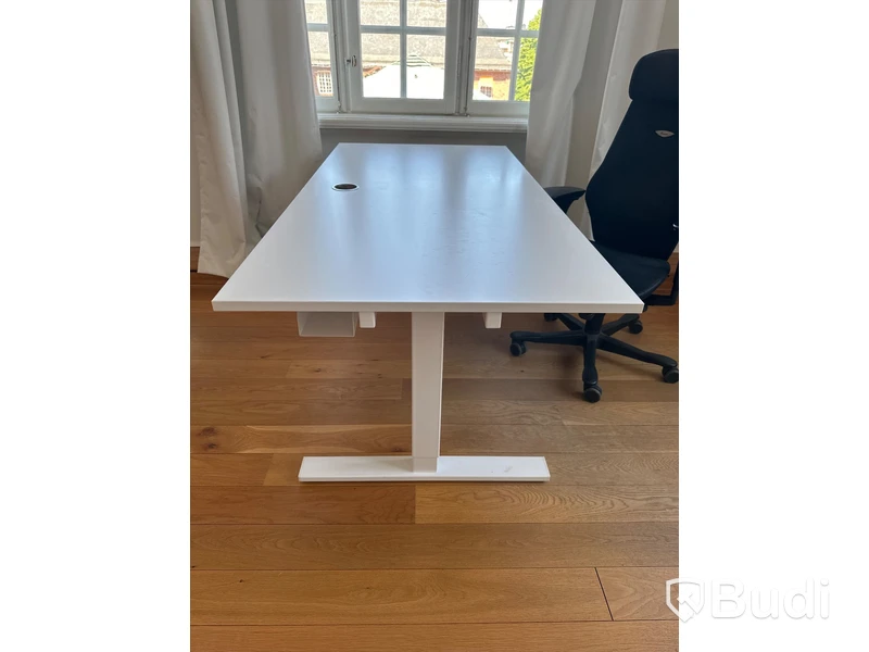Skrivbord med kontorsstol