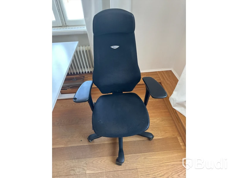 Skrivbord med kontorsstol