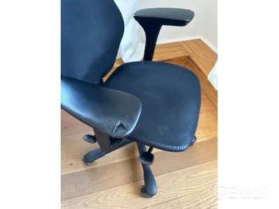 Skrivbord med kontorsstol