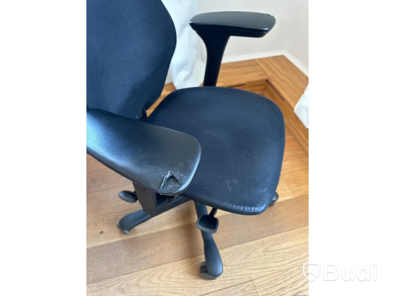Skrivbord med kontorsstol