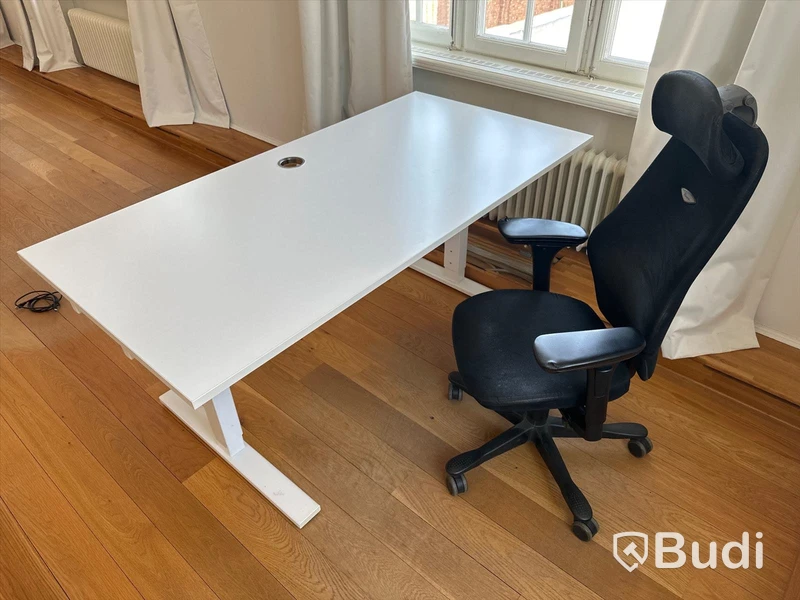 Skrivbord med kontorsstol