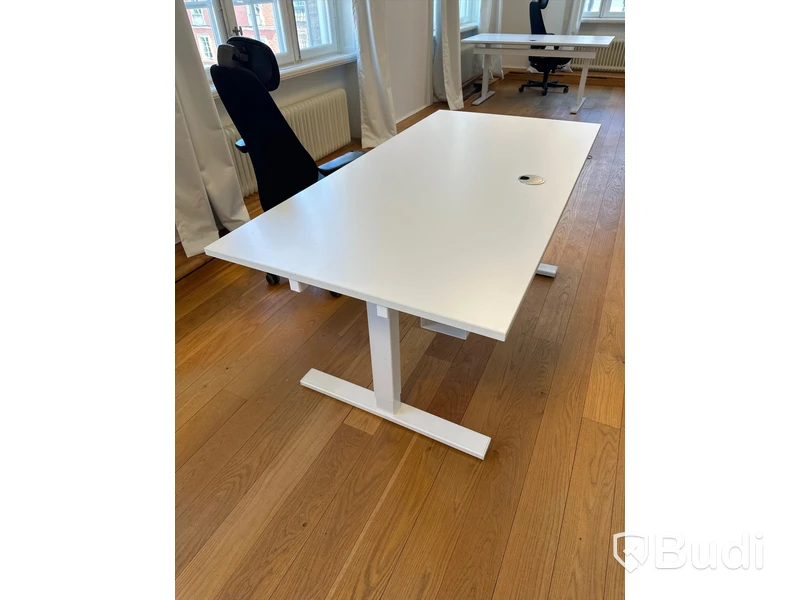 Skrivbord med kontorsstol