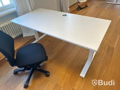 Skrivbord med kontorsstol