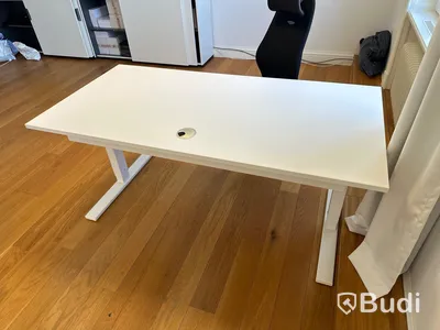 Skrivbord med kontorsstol