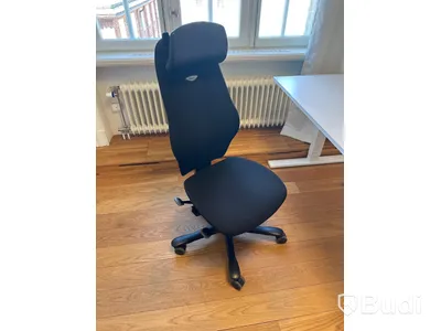 Skrivbord med kontorsstol