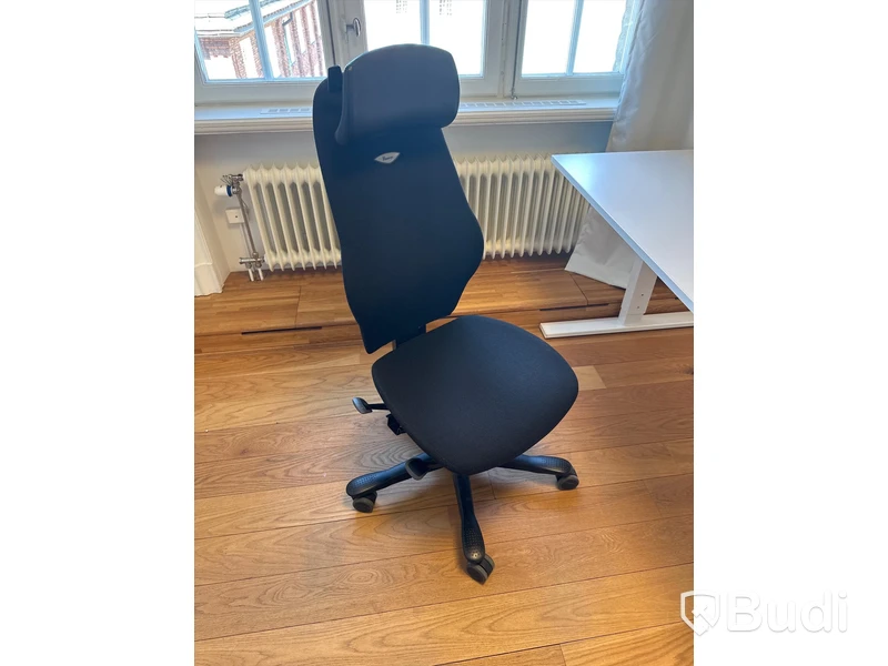 Skrivbord med kontorsstol