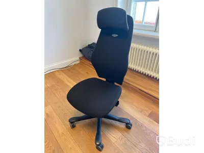 Skrivbord med kontorsstol