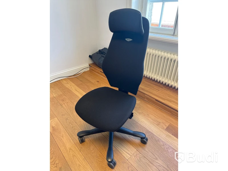 Skrivbord med kontorsstol