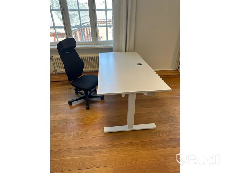 Skrivbord med kontorsstol