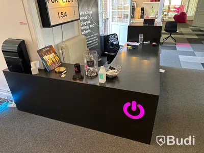 Platsbyggd receptionsdisk med förvaringsskåp och kontorsstol
