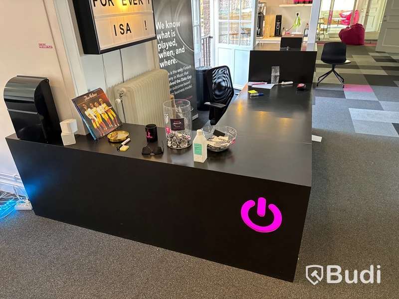 Platsbyggd receptionsdisk med förvaringsskåp och kontorsstol